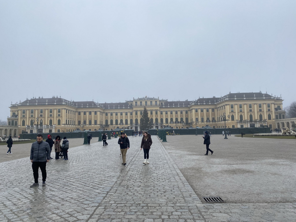 Parade Court with the Parade Court fountains, a christmas tree and christmas stalls in front of the Schönbrunn Palace