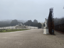 The main road, the Neptunbrunnen fountain and the Gloriette at the Schönbrunn Park