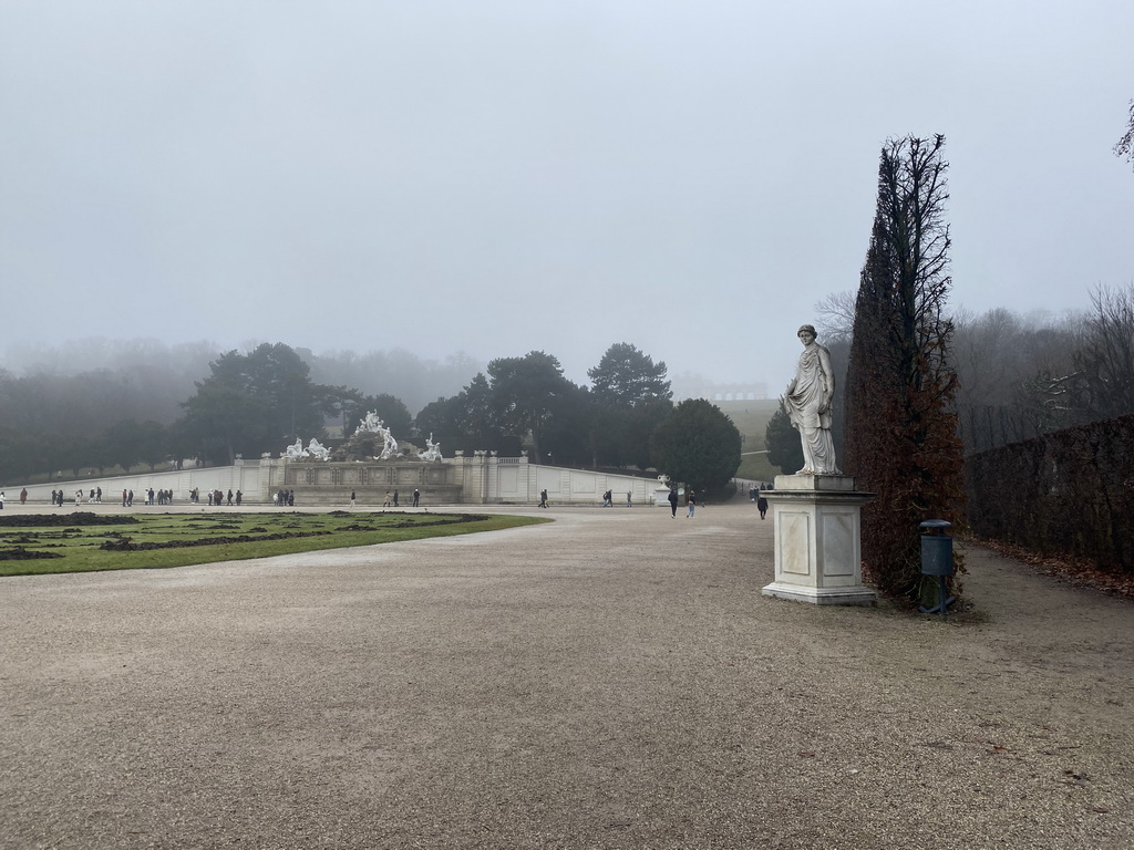 The main road, the Neptunbrunnen fountain and the Gloriette at the Schönbrunn Park