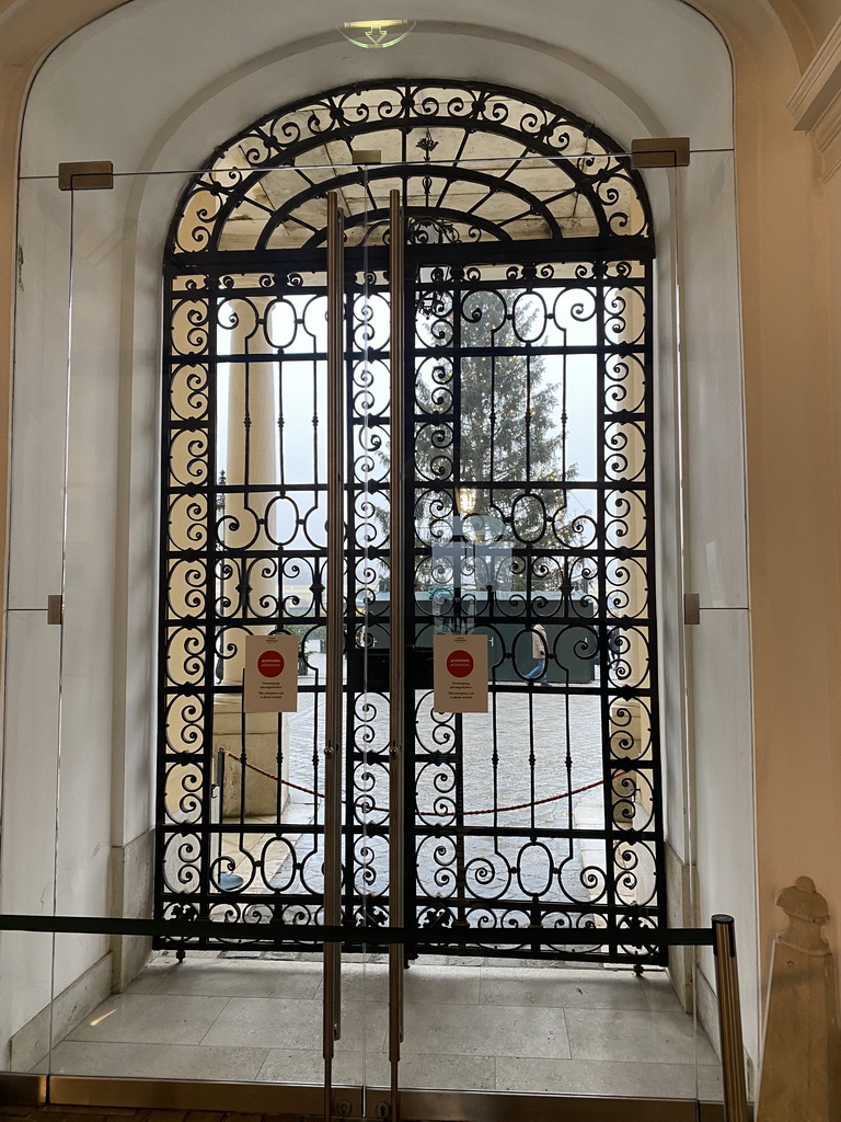 Door at the main hallway of the Schönbrunn Palace, with a view on the christmas tree in front