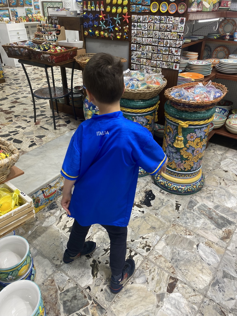 Max at the Ceramica Artistica Falcone pottery store at the Corso Umberto I street