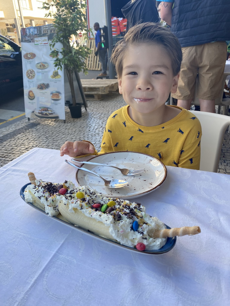 Max eating ice cream at the terrace of the Caffè Italia Gaia restaurant at the Avenida da República street