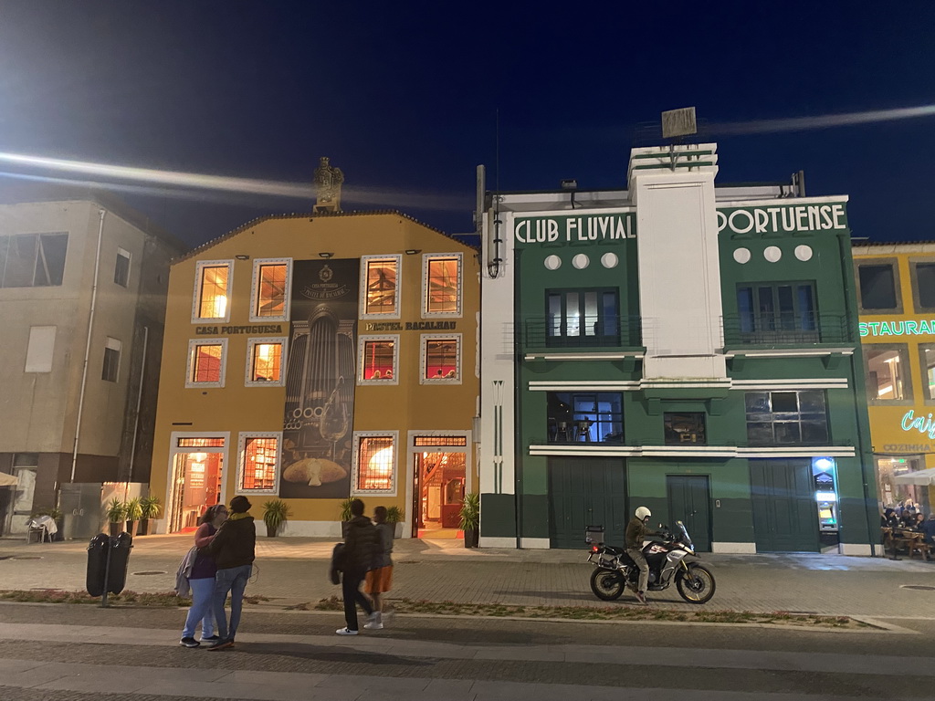 Front of buildings at the Avenida de Diogo Leite street, by night