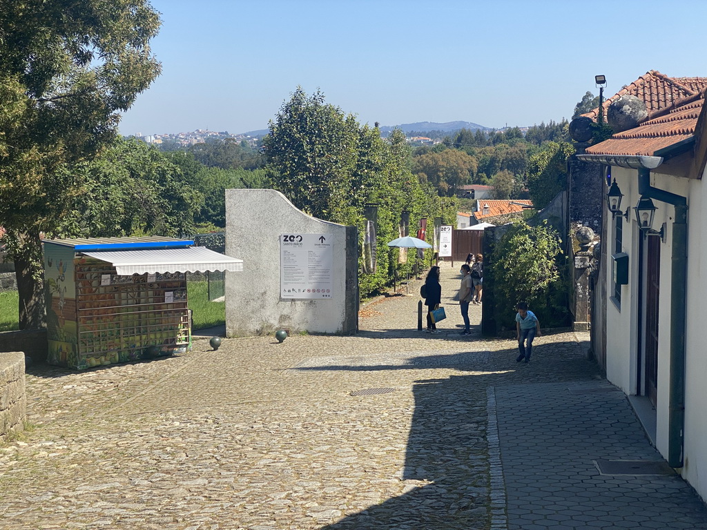 Max at the entrance to the Zoo Santo Inácio