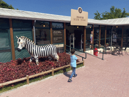 Max in front of the souvenir shop at the Zoo Santo Inácio