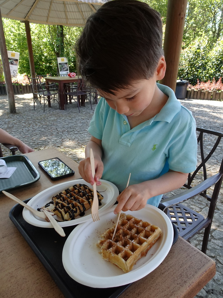 Max eating waffles at the terrace of the Snack Bar at the Zoo Santo Inácio