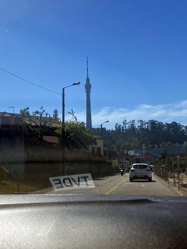 The Avenida Vasco da Gama street and the Torre Emissora de Vila Nova de Gaia tower, viewed from the taxi